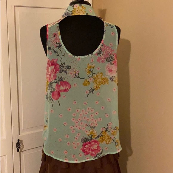 Top. - Picture 2 of 3